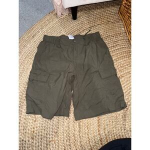 The North Face men’s cargo shorts in olive green size medium